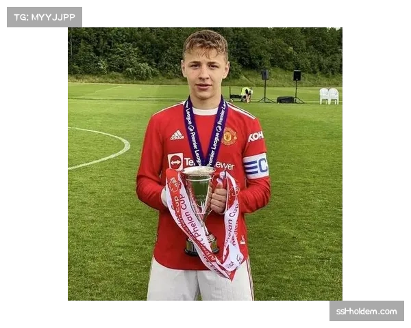 战地通讯：客场战胜纽卡后，曼联更衣室内的庆祝与滕哈格的简短讲话